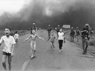 Napalmmeisje heeft haar kwelgeesten vergeven