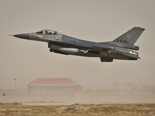 Jaap de Hoop Scheffer schaart zich pal achter F-16-bombardement Irak