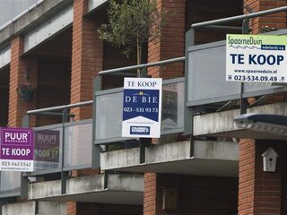 Huizenprijzen blijven stijgen: 'Makelaars spelen vies spelletje waar consument de dupe van is'