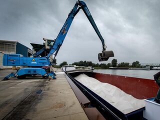 Eerste schip met strooizout komt aan in Nederland