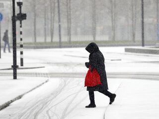 Sneeuw in Nederland: NS 'schopt paniek', Schiphol 'blijft rustig'