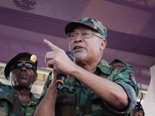 Bouterse in militair uniform voor de rechtbank, zitting in maart verder