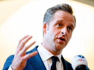 Hugo de Jonge afwezig op persconferentie: 'Nieuws over apps was niet overlegd met Rutte'