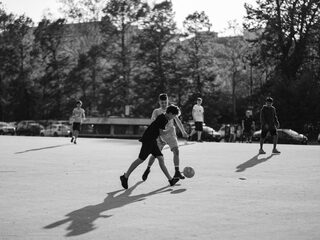 Hoe krijgen we kinderen uit arme gezinnen aan het sporten?