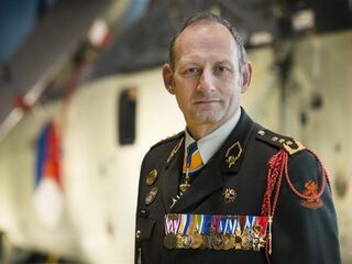 Oud-legergeneraal De Kruif wil parlementaire enquête Defensiebezuinigingen