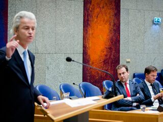 PVV verliest maar blijft grootste