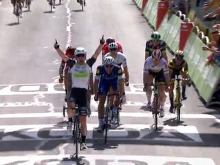 Mark Cavendish wint sprint en verovert eerste gele trui