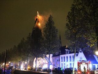 Kerktoren Weesp deels ingestort door brand
