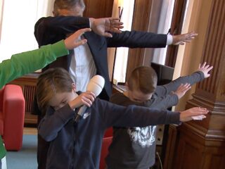 Kinderen nemen lijsttrekkers onder vuur