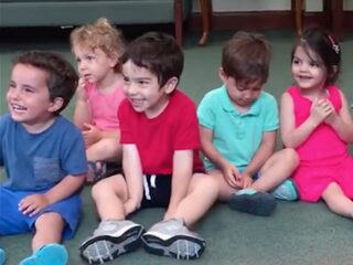 Dit moet je zien! Filmpje van lachende peuter gaat viraal