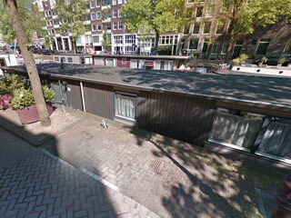 Wie is verantwoordelijk voor schadelijke paaltjes op parkeerplaats?