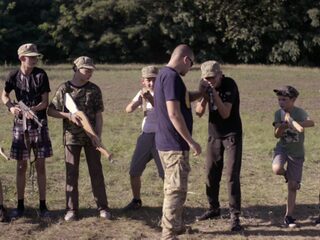 Oekraïense kinderen worden gedrild tot vrijheidsstrijder