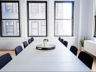 Omroep West zendt redactievergaderingen live uit; publiek bepaalt het nieuws