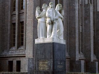 Helden op sokkels: vertelt een beeld het echte verhaal?