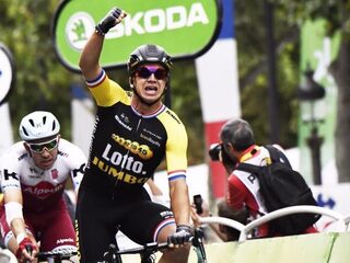 Groenewegen grijpt eerste Touretappe op Champs-Élysées