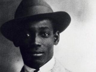 Helden op sokkels: De naakte Anton de Kom