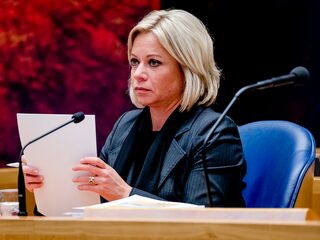 Kamerfracties sparen Hennis niet