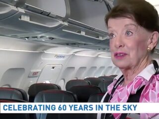 Deze stewardess vliegt al zestig jaar