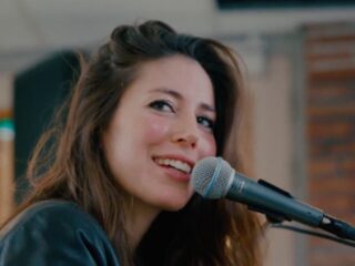 Waarom Iris Hond haar muziek naar mensen toebrengt die het nodig hebben