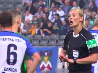 Vrouwelijke scheidsrechters in een mannenwereld: 'Ga afwassen!'