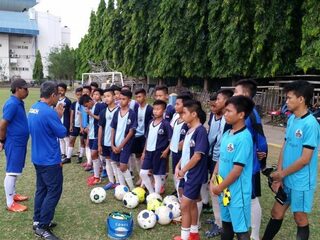 Oud-voetballer richt in Indonesië voetbalschool op: 'God wilde ons hier hebben'
