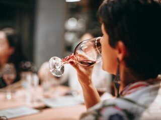 Vandaag op NPO Radio 1: verband alcoholmisbruik en borstkanker, en hoe stop je een omstreden imam?