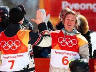 Snowboarder verslaapt zich, vergeet jas, wint tóch goud en gaat nu viral