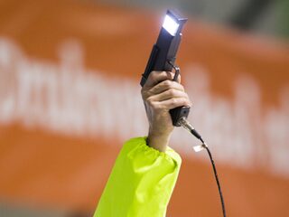 Bert Timmerman, als scheidsrechter naast de schaatsbaan