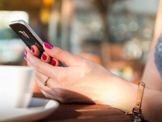 'Phubbing' is schadelijk voor je sociale contacten