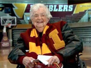 Bejaarde basketbalgekke non bidt team naar de overwinning