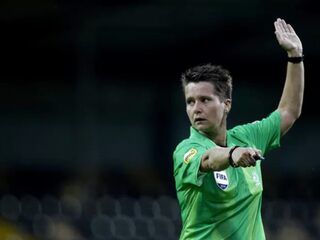 Hoe word je de eerste vrouwelijke grensrechter in het mannenvoetbal?