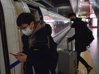 Vliegverkeer en openbaar vervoer in Wuhan stilgelegd, velen proberen weg te komen