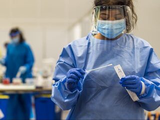 Wat als je meer dan een uur moet fietsen naar de teststraat? 'Coronatests moeten toegankelijker'