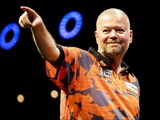 Van Barneveld gaat weer darten: 'Het wordt een heel lange weg'
