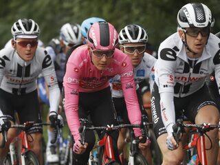 Kelderman behoudt roze trui in ingekorte etappe: 'Geen dag voor 258 kilometer'