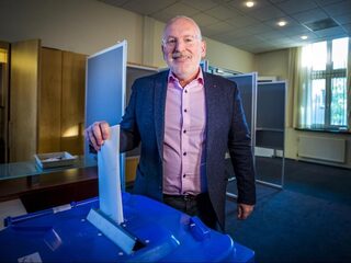 'Frans Timmermans verdient jaarlijks meer dan een Bulgaarse chauffeur in 100 jaar'