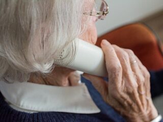 Alleen opgesloten in verpleeghuis door corona: 'Mijn moeder heeft niet tegen eenzaamheid gekund'