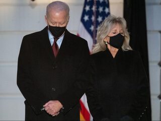 VS herdenkt 500.000 coronadoden