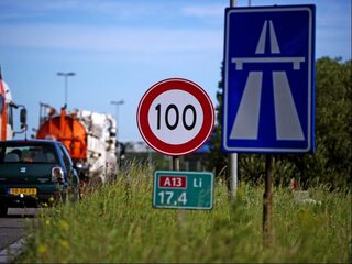 Stand.nl: De maximumsnelheid moet naar 100 kilometer per uur
