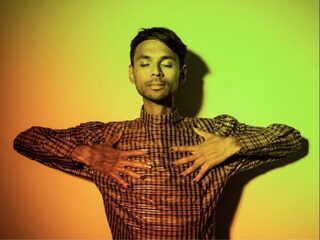 Dirigent Manoj Kamps zoekt symbiose tussen de wereld van de klassieke muziek en de LHBTI+ gemeenschap