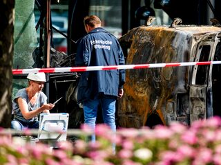 Busje ramt Telegraaf-gebouw: de heftige beelden