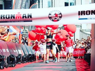 Els Visser overleefde een bootongeluk en wint Iron Man