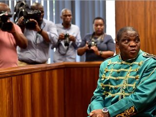 Huilend en live op tv: Zuid-Afrika in ban van verkrachtingszaak