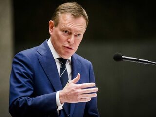 Minister Bruins: ‘Prijsstijging dure kankermedicijn Novartis moet van tafel’