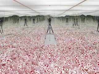 Mensen staan in de rij voor de kunstwerken van de 90-jarige Yayoi Kusama