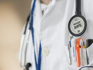 Doktersassistente doet haar verhaal: 'Hij liet zijn mes zien en wilde me neersteken'