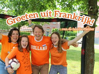 Voetbalgekke familie Pleizier reist Oranjeleeuwinnen achterna