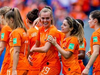 Nederland schudt Kameroen van zich af en plaatst zich voor achtste finales