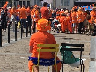 Oranjegekte tussen mitrailleurs en road blocks