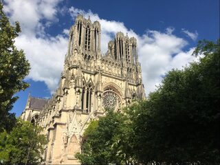Een ijsje en de kathedraal op de rustdag in Reims